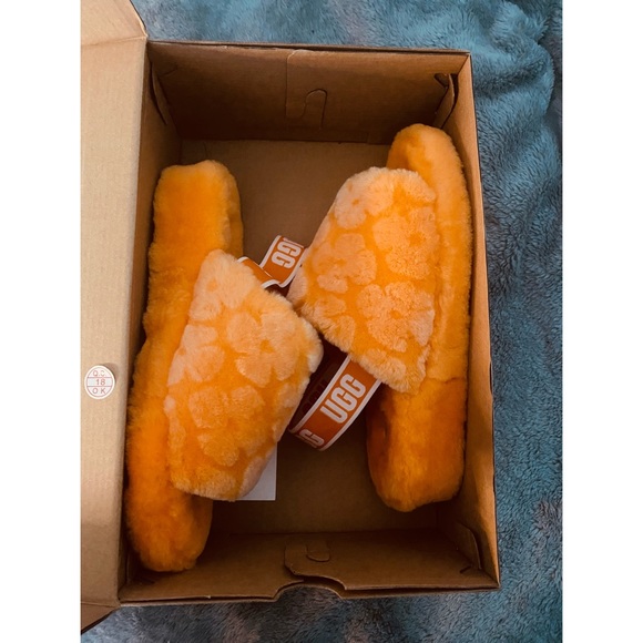Ugg “fluff yeah” slides - Picture 3 of 3
